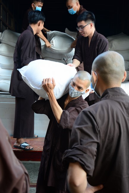 Continuing to support people in need in the Covid-19 pandemic of Hoang Phap Pagoda (series 2)